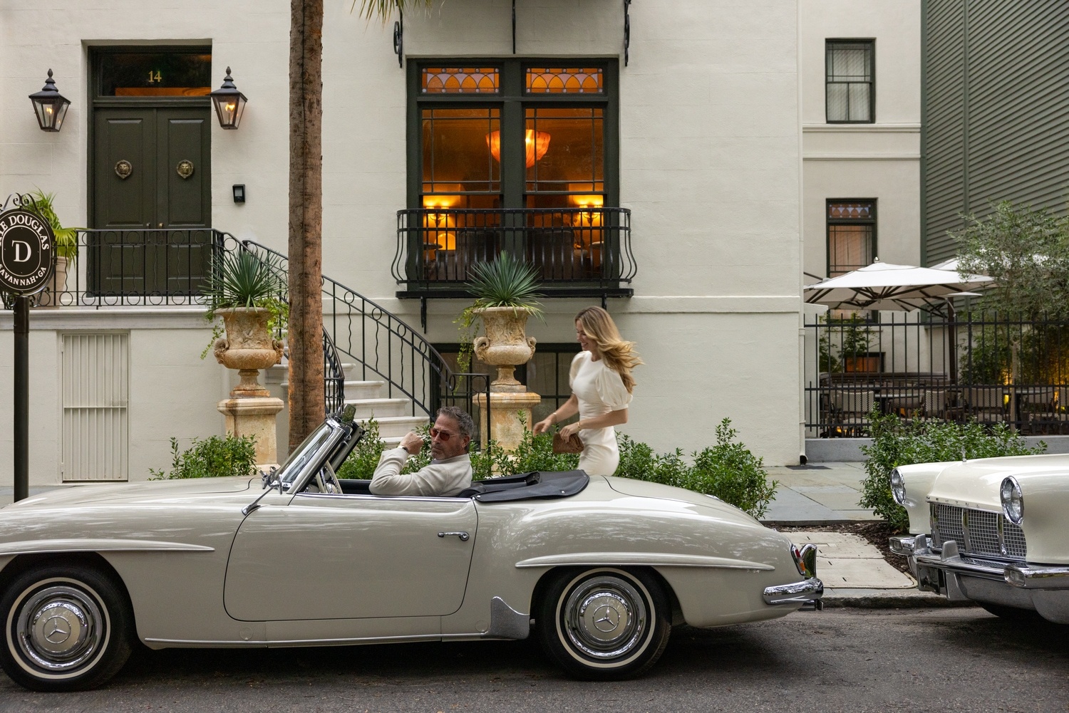 26] Overall Exterior Couple Car